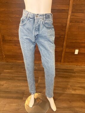 High-Rise Light Wash Women's Jeans - Classic Mom Fit